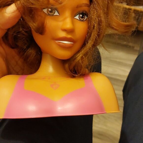 TOY Barbie Styling Head - Picture 3 of 3